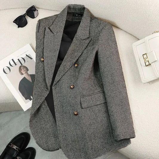 Blazer femme cintré en tissu structuré noir, idéal pour un look professionnel chic.