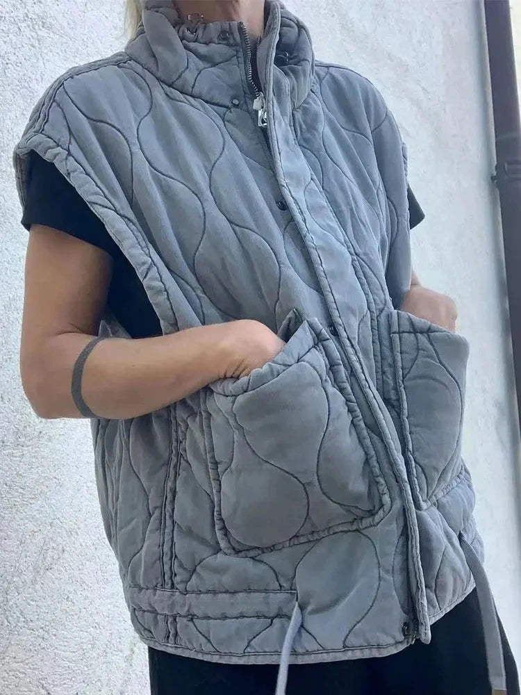 Veste sans manches en tissu léger gris délavé, idéale pour superposer.