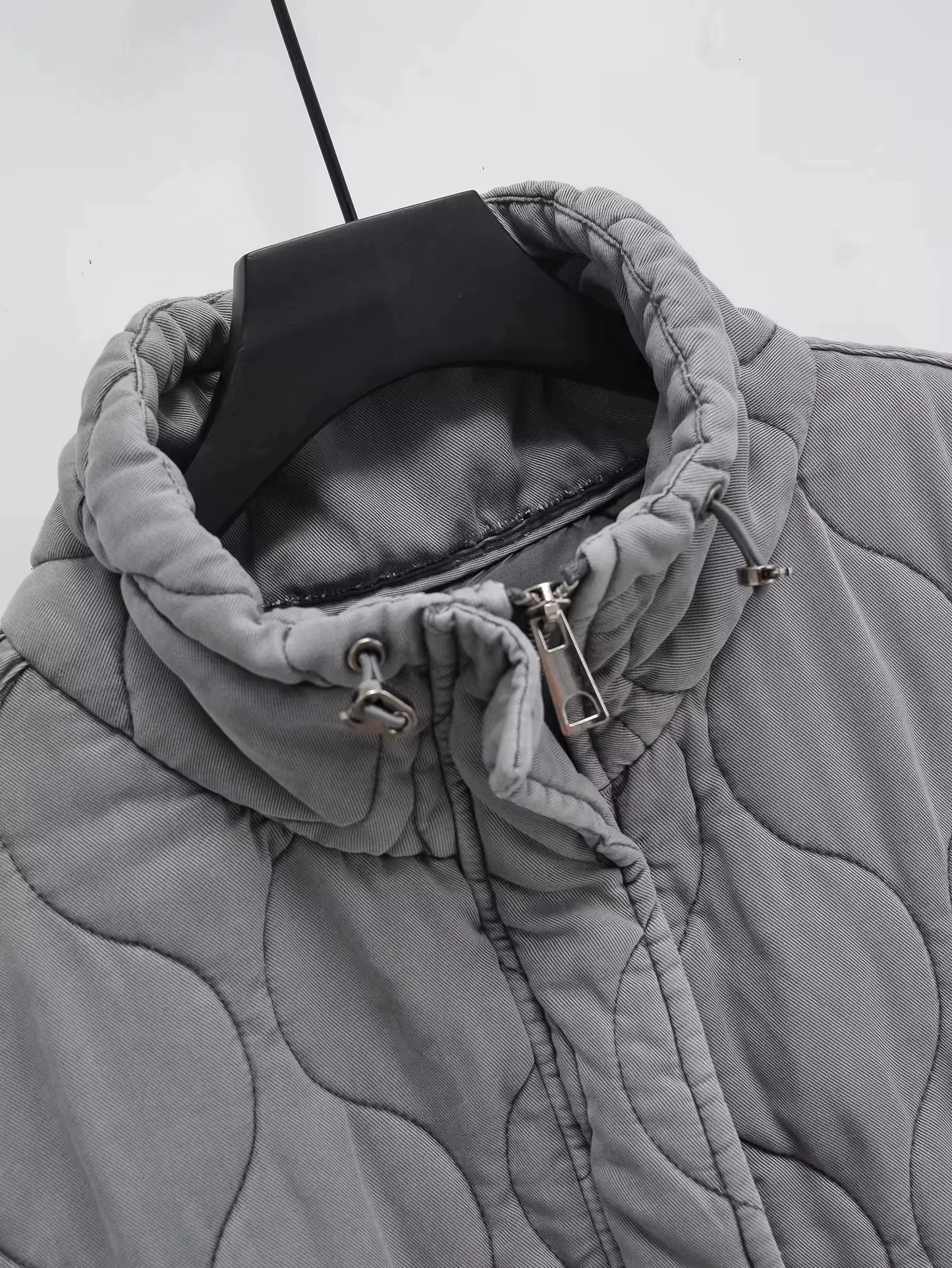 Veste sans manches en tissu léger gris délavé, idéale pour superposer.