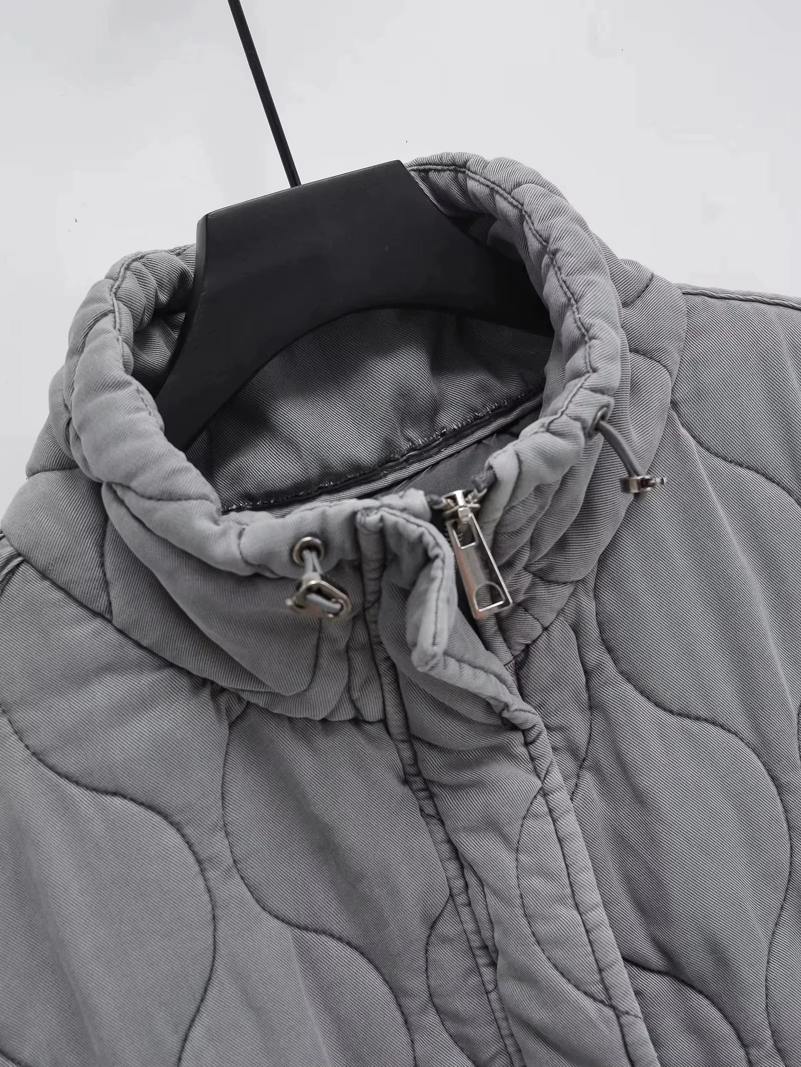 Veste sans manches en tissu léger gris délavé, idéale pour superposer.
