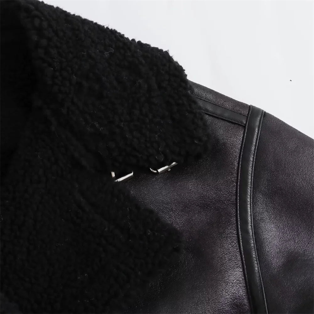 Veste motarde en cuir noir avec zips métalliques, style rock et urbain.