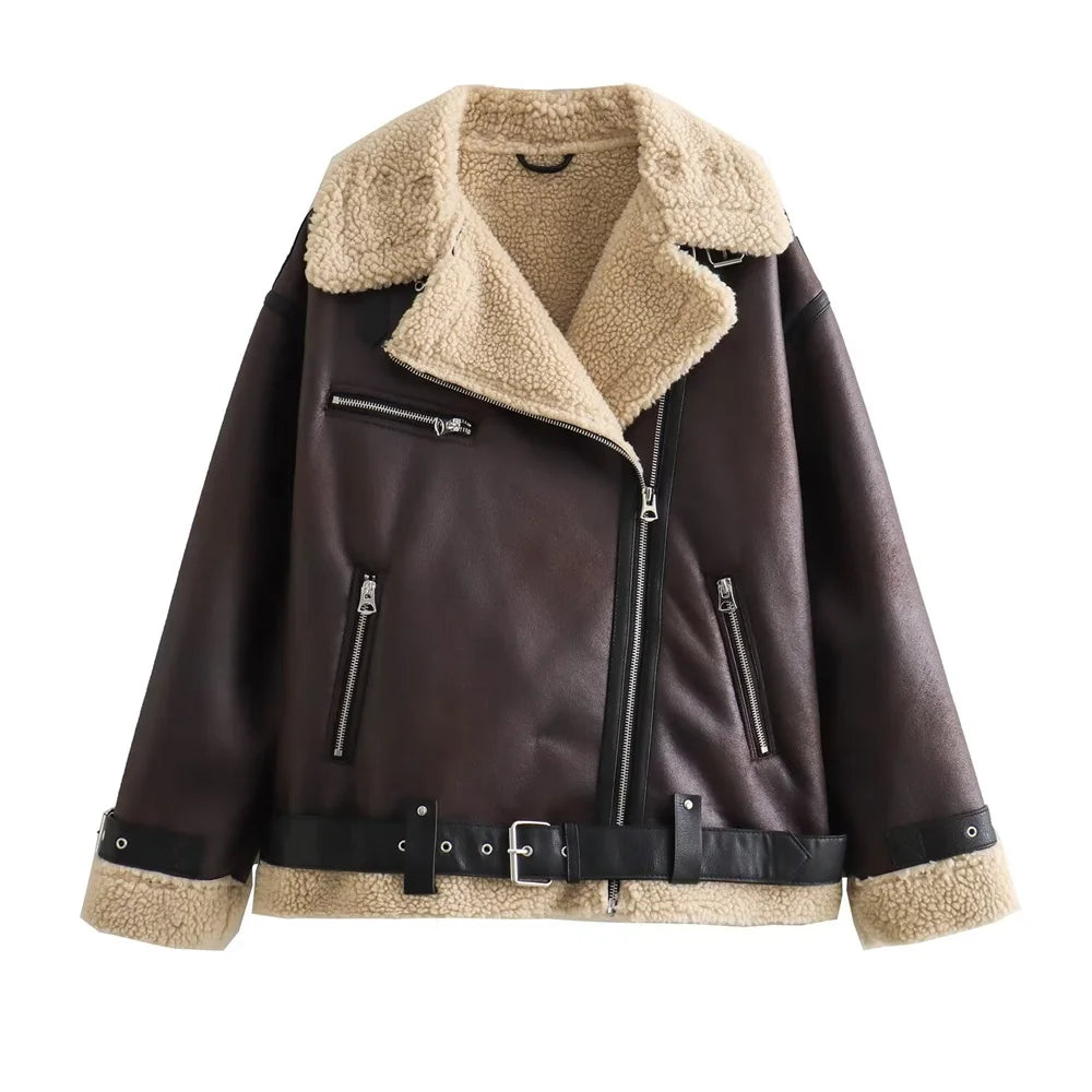 Veste motarde en cuir noir avec zips métalliques, style rock et urbain.