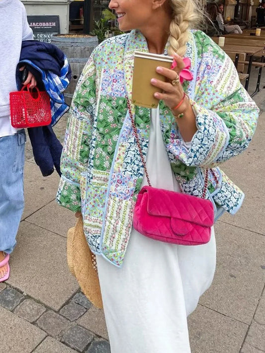 Veste patchwork multicolore en coton, style décontracté avec détails vintage et poches pratiques.