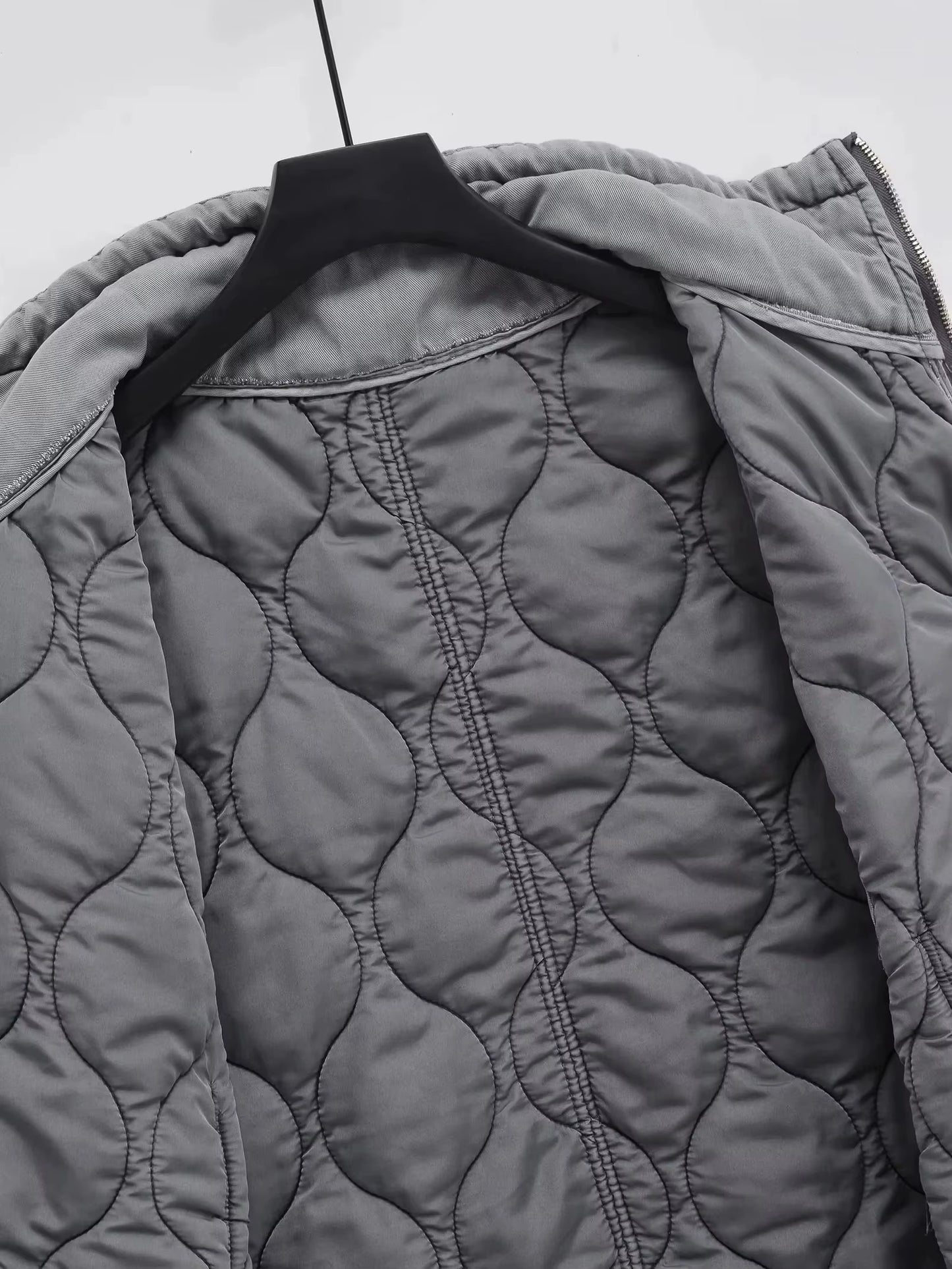 Veste sans manches en tissu léger gris délavé, idéale pour superposer.