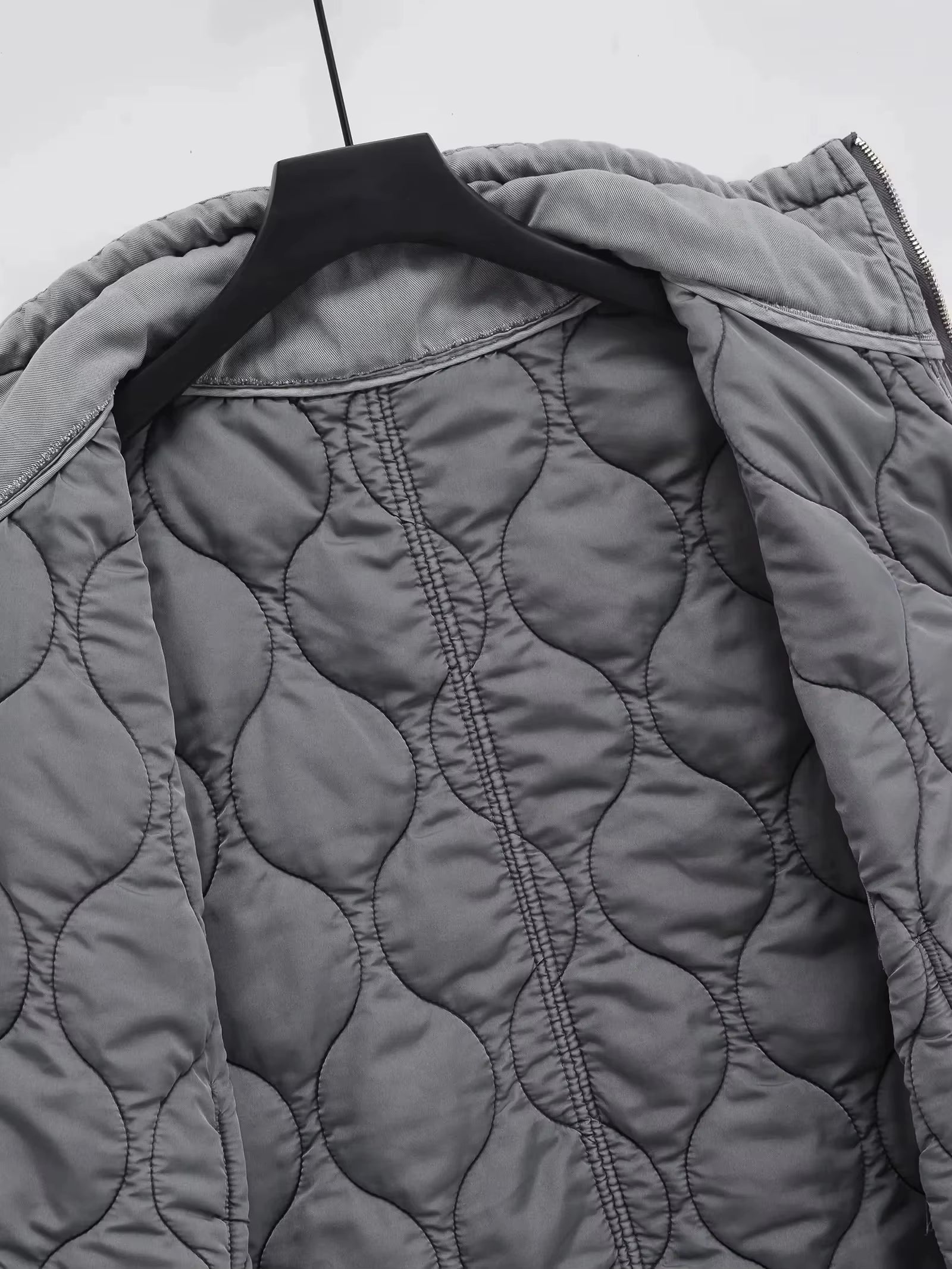 Veste sans manches en tissu léger gris délavé, idéale pour superposer.