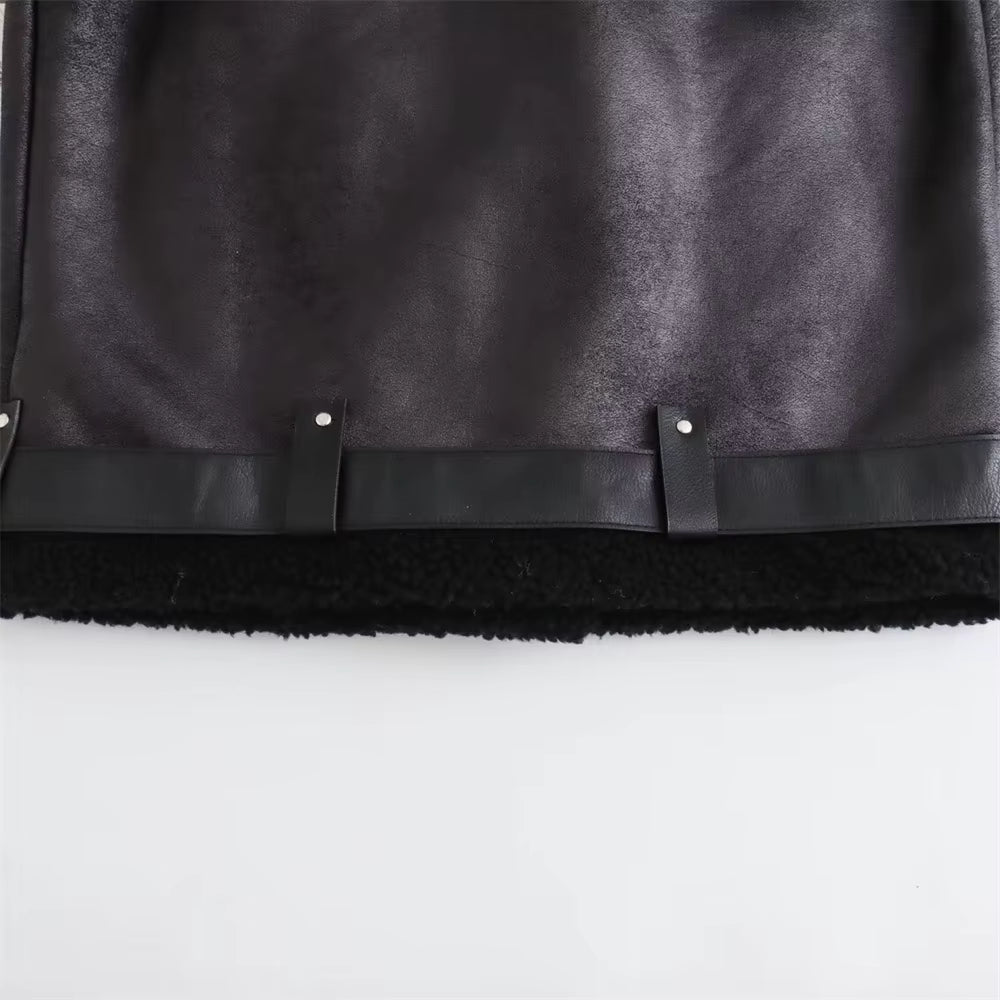 Veste motarde en cuir noir avec zips métalliques, style rock et urbain.