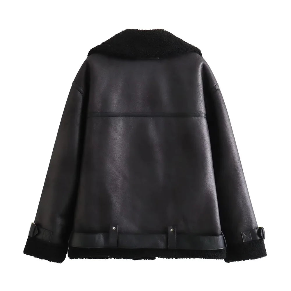 Veste motarde en cuir noir avec zips métalliques, style rock et urbain.