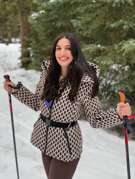 Veste de neige imperméable avec capuche, idéale pour les activités hivernales.